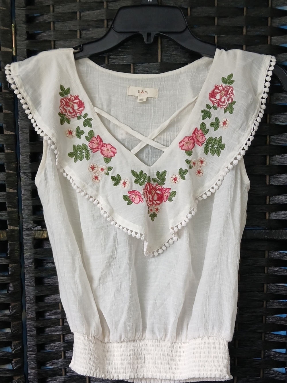 E&M Off White Embroidered Floral V-Neck Women's Sleeveless Top SZ S